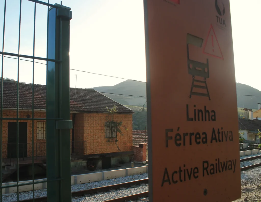 Warnschild an den aktiven Gleisen: Linha Ferrea Ativa - Active Railway. 