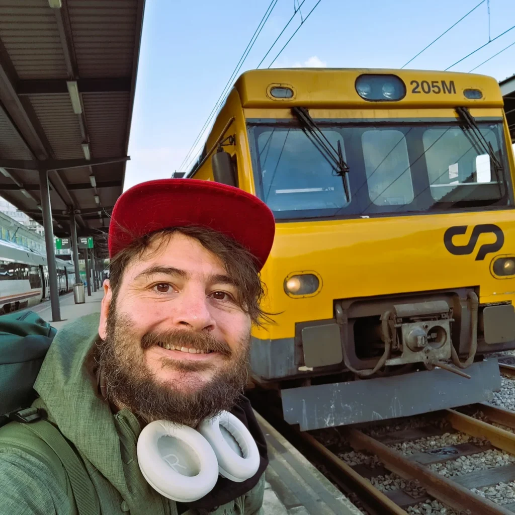 Selfie vor dem gelben Triebwagen des Celta Zugs in Vigo.