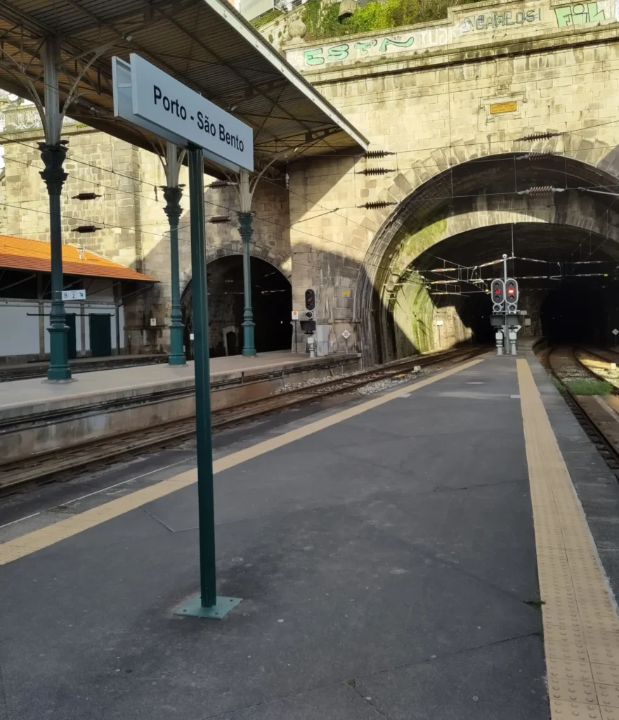 Bahnsteig am Bahnhof Porto-Sao Bento. Blick in Richtung Eisenbahntunnel. 
