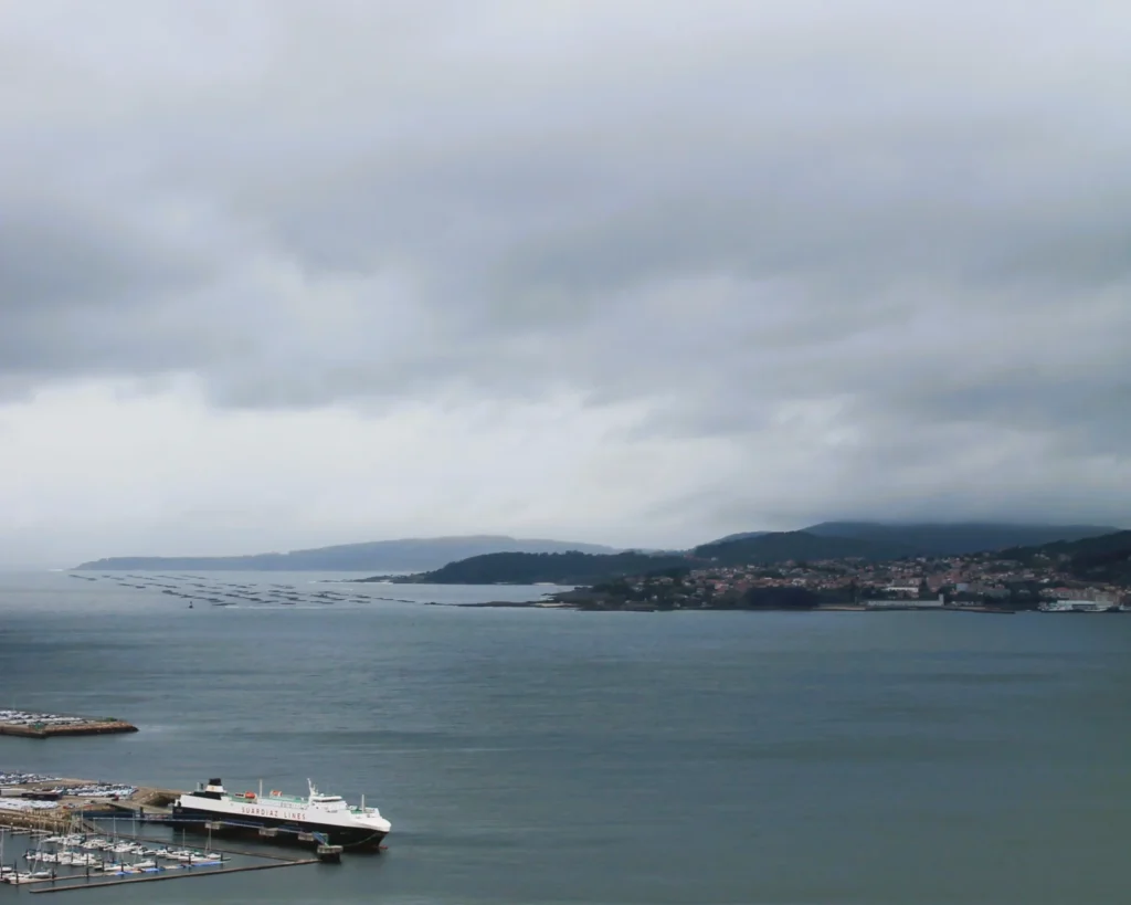 Die Bucht "Ria de Vigo" im Weitwinkel bei wolkigem Himmel.  